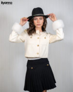 Manteau court raffiné aux boutons dorés
