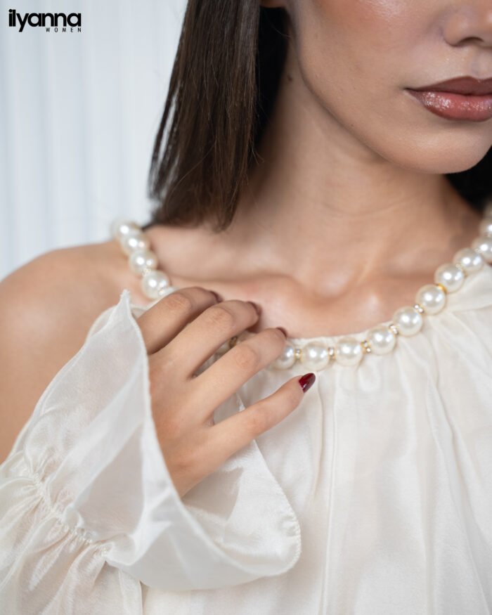 Ensemble Satiné à Épaules Dénudées & Perles – Image 3