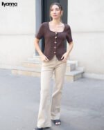 Top Mocha Élégance — Boutons dorés sculptés – Image 3